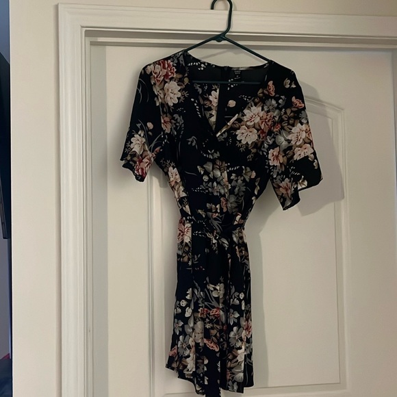 EMERY ROSE Floral Print Flounce Sleeve Belted Romper Size XL (12) - Picture 2 of 6